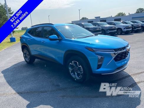 Used 2025 Chevrolet Trax LT FWD image 10