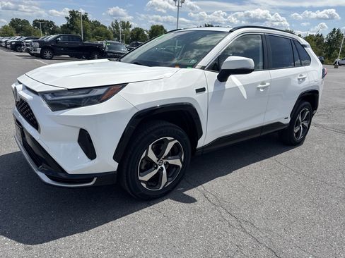 Used 2022 Toyota RAV4 SE w/ Weather & Moonroof Package AWD/4WD image 8