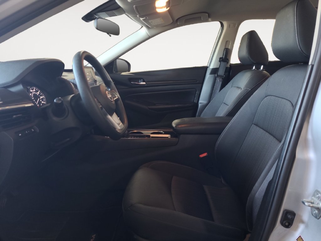 Used 2024 Nissan Altima 2.5 SV FWD image 9