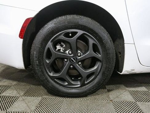 Used 2024 Chrysler Pacifica Select image 16