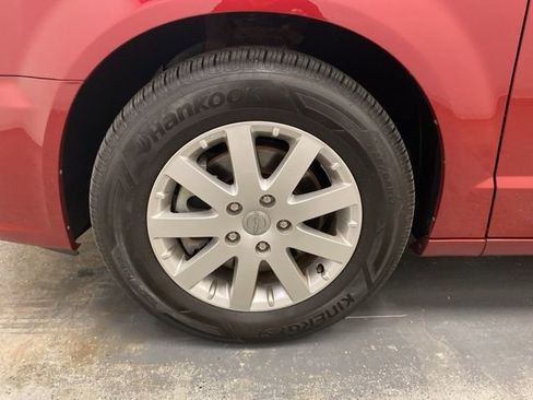 Used 2013 Chrysler Town & Country Touring image 28