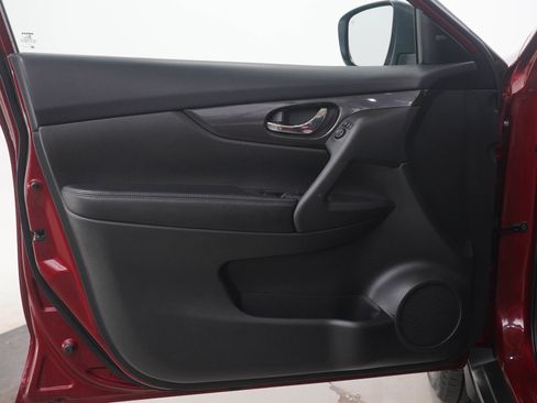 Used 2020 Nissan Rogue SV image 16