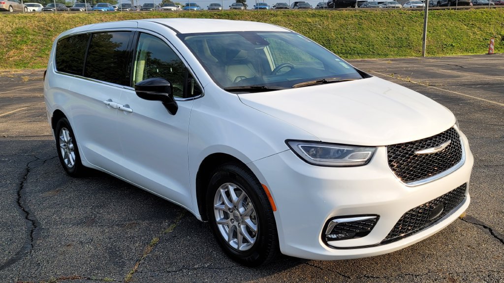 Used 2024 Chrysler Pacifica Touring-L FWD image 2