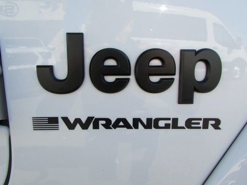 Used 2025 Jeep Wrangler Unlimited Sahara image 15