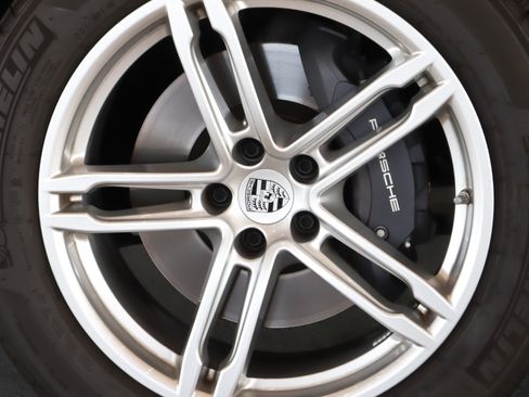 Certified 2026 Porsche Macan AWD/4WD image 13