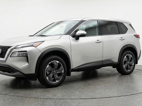 Used 2025 Nissan Rogue SV image 3