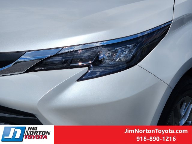 Used 2026 Toyota Sienna XLE FWD image 10