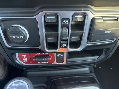 Used 2023 Jeep Gladiator Mojave w/ Cold Weather Group image 24