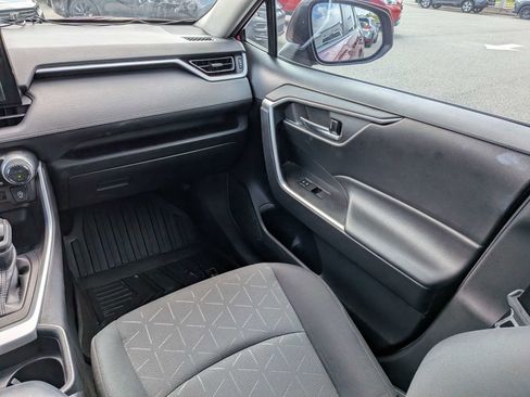 Used 2021 Toyota RAV4 XLE w/ Convenience Package FWD image 17