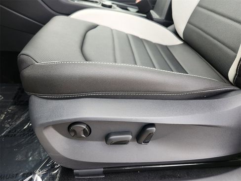 New 2025 Volkswagen Taos SEL image 7