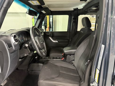 Used 2017 Jeep Wrangler Unlimited Sahara w/ Connectivity Group AWD/4WD image 8