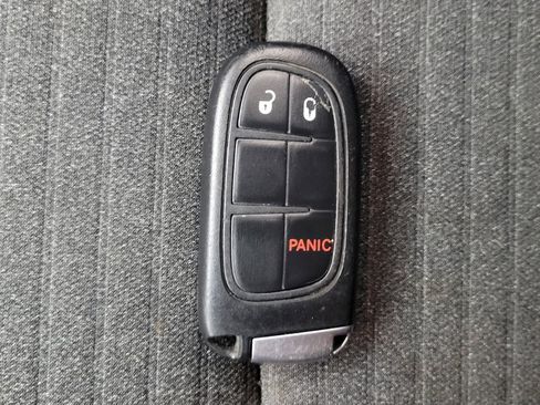 Used 2019 Jeep Cherokee Trailhawk AWD/4WD image 32