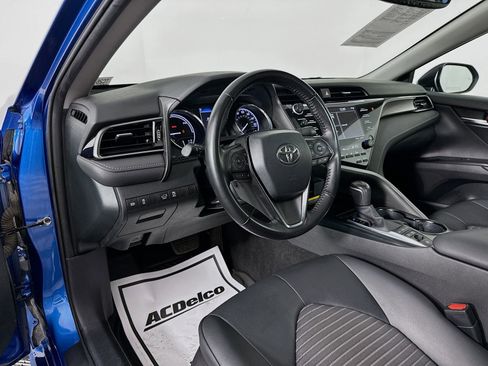 Used 2020 Toyota Camry SE w/ Sunroof Package image 9