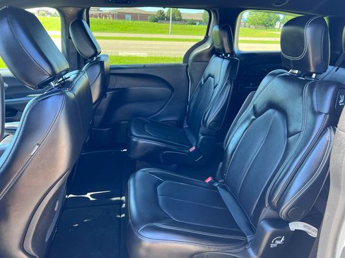 Certified 2025 Chrysler Pacifica Select FWD image 19