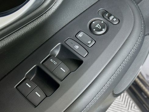 Certified 2025 Honda HR-V LX image 17