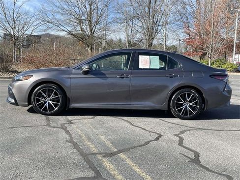 Used 2024 Toyota Camry SE image 2