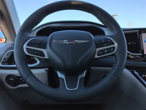 Used 2022 Chrysler Pacifica Touring-L image 26