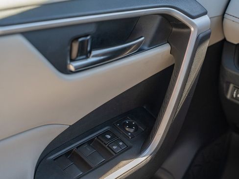 Used 2021 Toyota RAV4 XLE w/ Convenience Package image 24