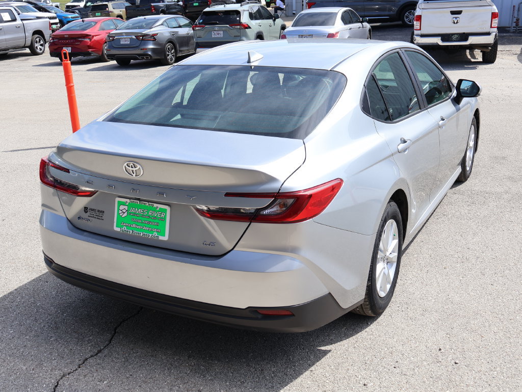 Used 2025 Toyota Camry LE FWD image 5