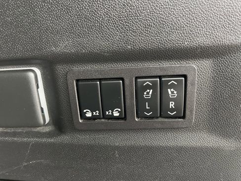 Used 2023 GMC Yukon SLT w/ SLT Luxury Package image 18