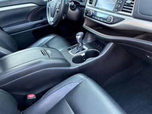 Used 2017 Toyota Highlander XLE AWD/4WD image 18