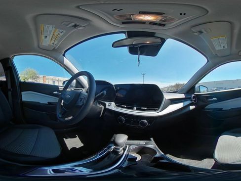 Used 2025 Chevrolet Trax LT image 37