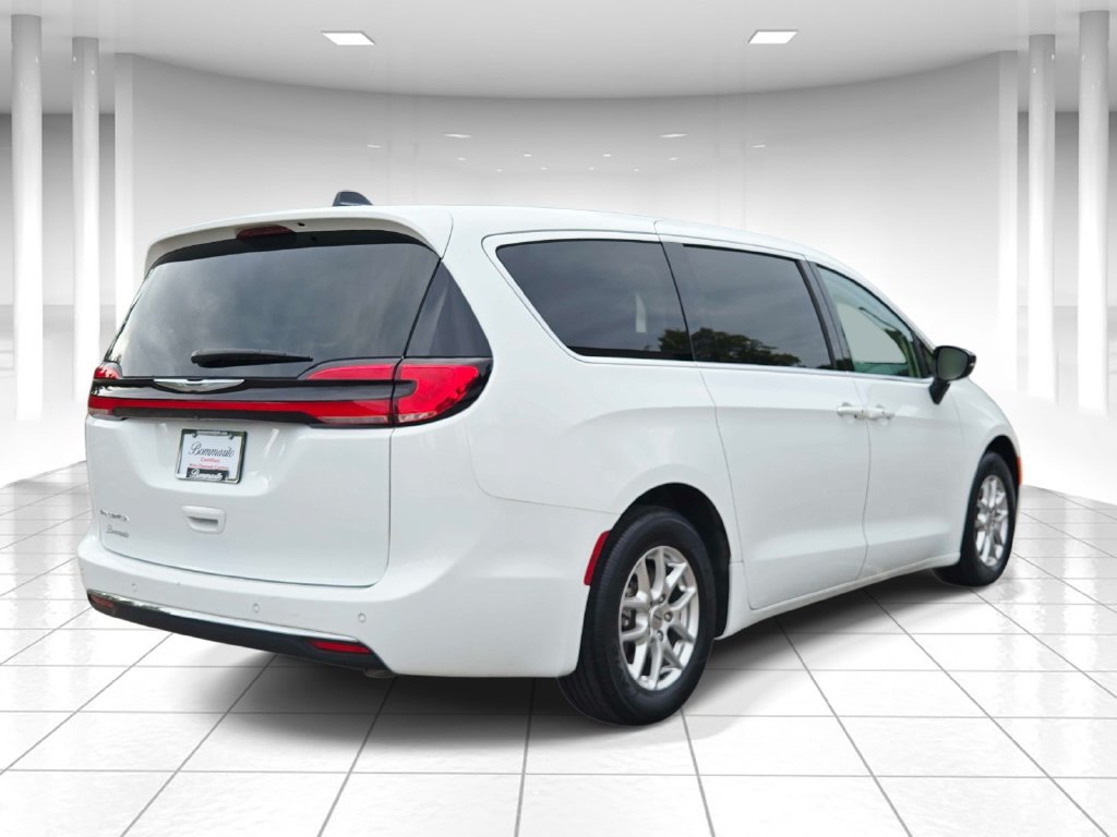 Certified 2024 Chrysler Pacifica Touring-L FWD image 3