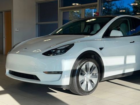 Used 2023 Tesla Model Y Long Range AWD/4WD image 3