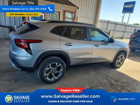 Used 2025 Chevrolet Trax LT w/ Driver Confidence Package FWD image 4