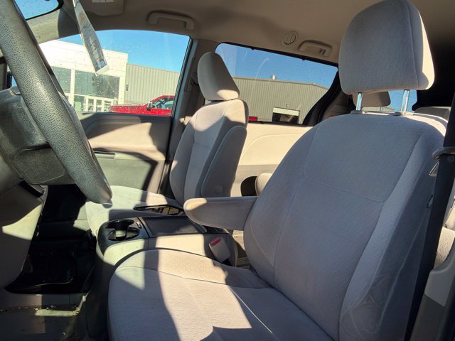 Used 2020 Toyota Sienna LE w/ LE Preferred Package FWD image 14