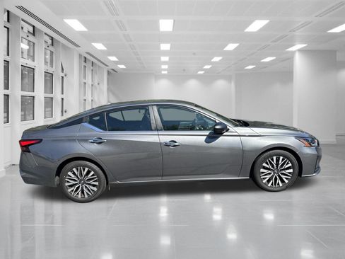 Used 2024 Nissan Altima 2.5 SV FWD image 4