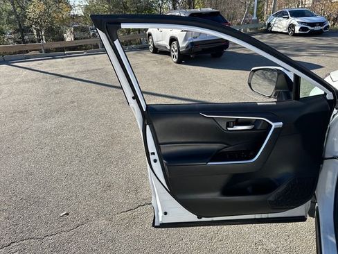 Used 2025 Toyota RAV4 XLE AWD/4WD image 30