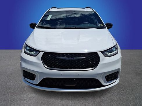 Used 2025 Chrysler Pacifica Limited FWD image 2