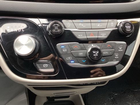 Used 2023 Chrysler Pacifica Touring-L FWD image 21
