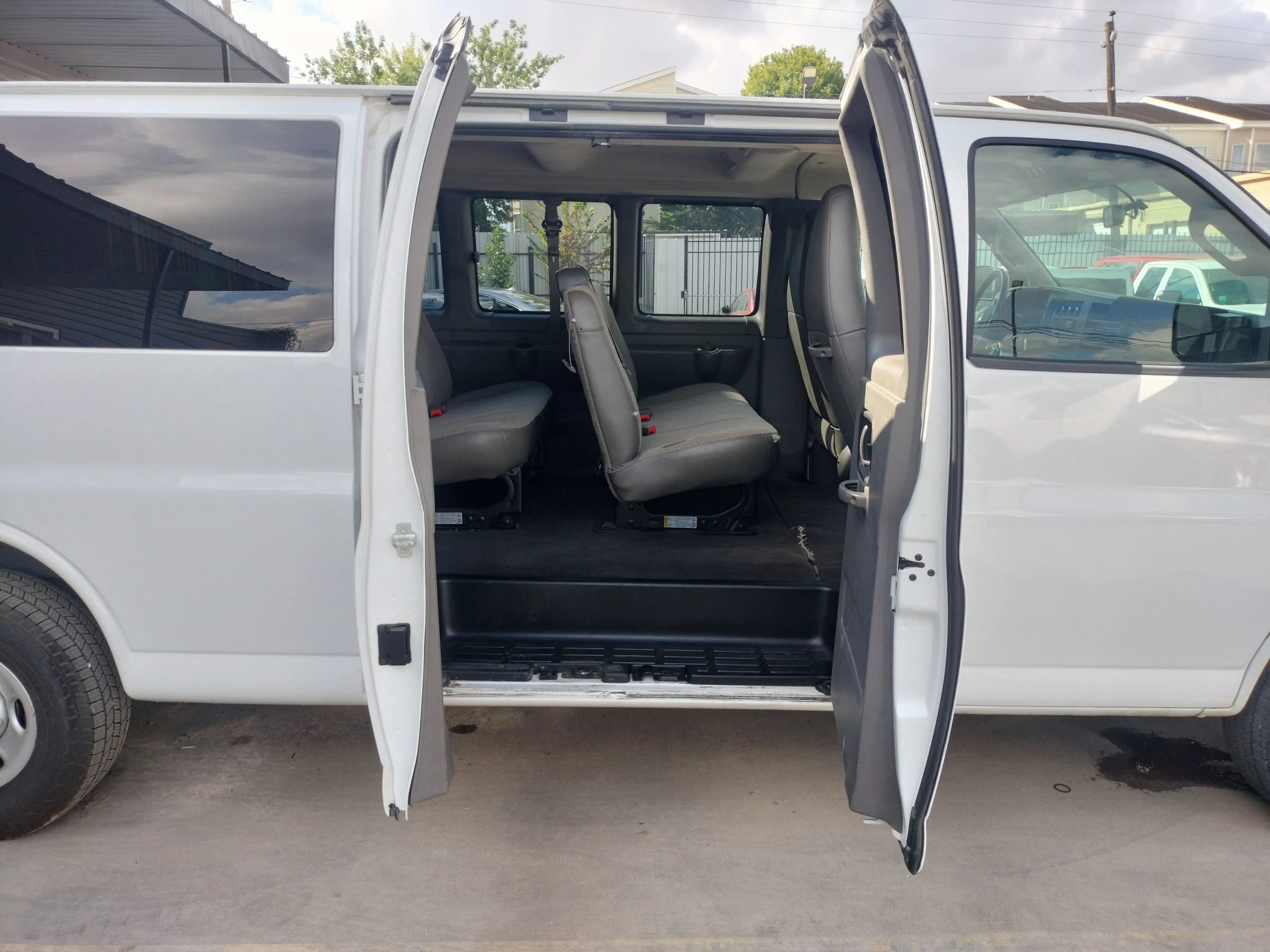 Used 2019 Chevrolet Express 2500 LS w/ Driver Convenience Package RWD image 32