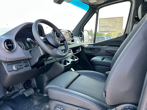 Used 2025 Mercedes-Benz Sprinter 2500 image 9