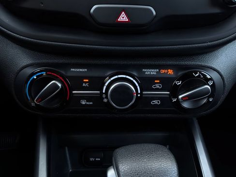 Used 2025 Kia Soul LX w/ LX Technology Package FWD image 25