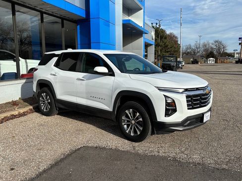 Used 2025 Chevrolet Equinox LT image 3