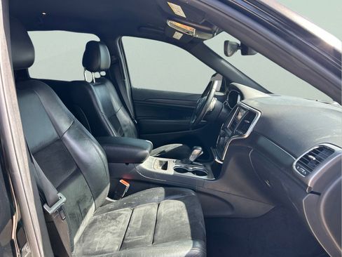 Used 2018 Jeep Grand Cherokee Laredo RWD image 12
