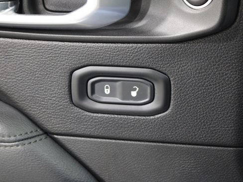 Used 2019 Jeep Wrangler Unlimited Sahara AWD/4WD image 7
