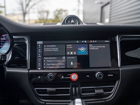 Certified 2026 Porsche Macan AWD/4WD image 13
