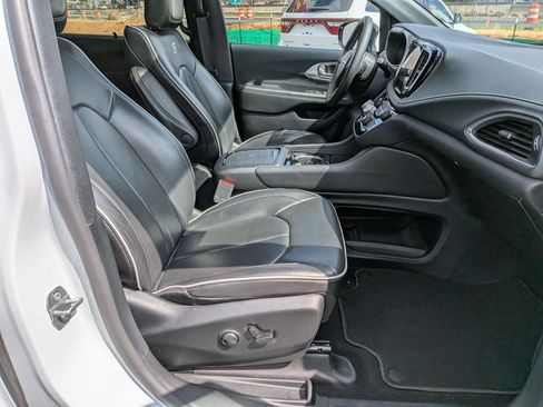 Used 2025 Chrysler Pacifica Limited FWD image 37