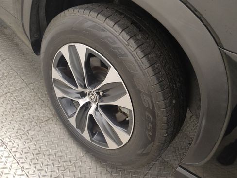 Used 2021 Toyota Highlander XLE FWD image 31