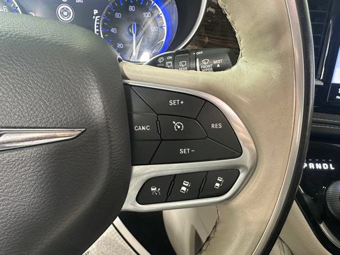 Used 2021 Chrysler Pacifica Limited AWD/4WD image 27