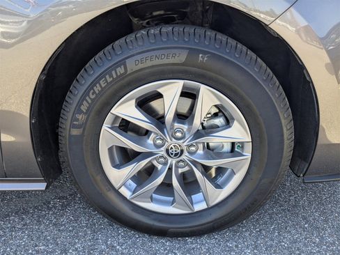 Used 2022 Toyota Sienna XLE image 11