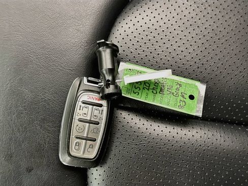 Used 2023 Chrysler Pacifica Touring-L FWD image 29