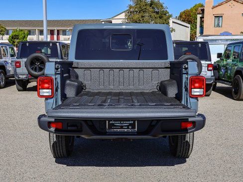 New 2025 Jeep Gladiator Sport image 6