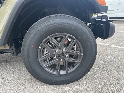 New 2025 Jeep Gladiator Sport image 3