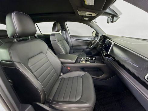 Used 2025 Volkswagen Atlas Cross Sport SEL R-Line image 30