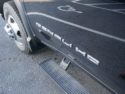 Used 2020 GMC Sierra 3500 Denali w/ Denali Ultimate Package image 10